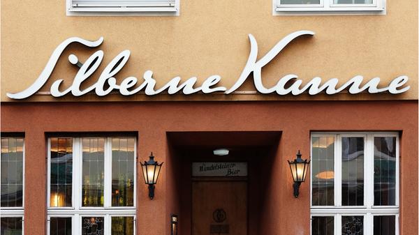 Die Silberne Kanne in Nürnberg bringt echtes Biergarten-Feeling in die Südstadt. Das Gasthaus lockt mit einer feinen fränkischen Küche, fränkischen, süffigen Bieren und gutem Wein. Unweit vom Bahnhof gelegen lädt die Silberne Kanne in ihren großen, gemütlichen Biergarten mit alten Kastanienbäumen ein. // Breitscheidstraße 15, 90459 Nürnberg