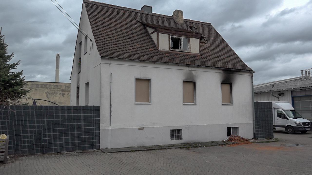 In der Nacht von Freitag auf Samstag sind bei einem Wohnhausbrand in der Industriestraße im Nürnberger Stadtteil Sandreuth fünf Menschen ums Leben gekommen.