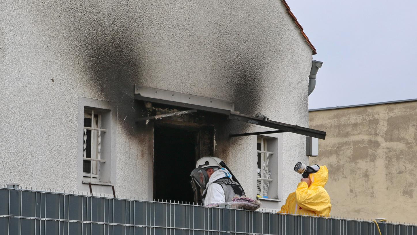 Brandfahnder untersuchten das Haus in der Industriestraße am Sonntag noch einmal, doch vieles darin ist bis zur Unkenntlichkeit verbrannt.