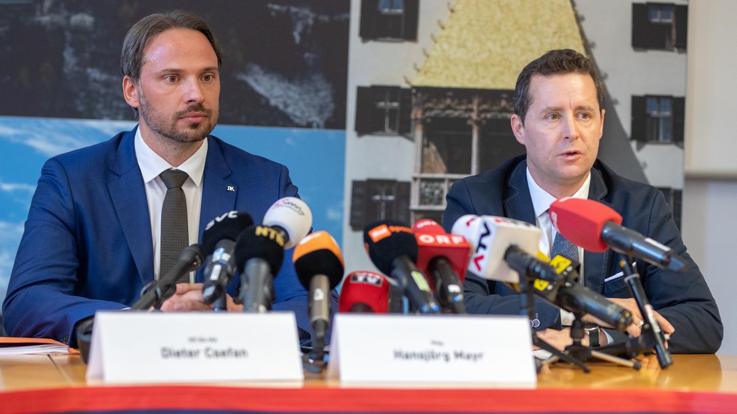 Dieter Csefan (l.), Beamter der österreichischen Polizei, und Hansjörg Mayr, Staatsanwalt in Innsbruck, sprechen auf einer Pressekonferenz über die Doping-Razzia in Seefeld und deren Folgen.
