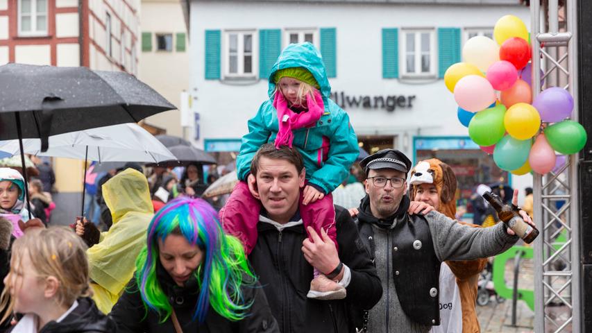 Kostümiert durch den Regen: Faschingstreiben 2019 in Herzogenaurach