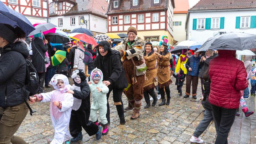 Kostümiert durch den Regen: Faschingstreiben 2019 in Herzogenaurach
