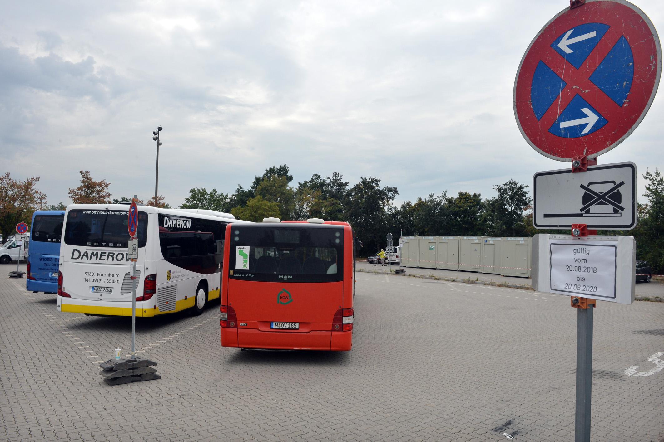 Ein Teil des Großparkplatzes, auf dem jetzt die Busse abgestellt werden, wird als Lagerfläche und Baubüro dienen.