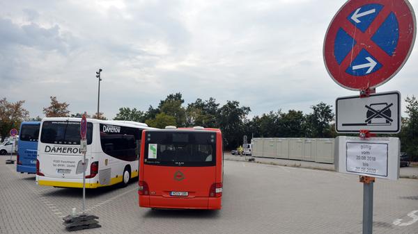 Ein Teil des Großparkplatzes, auf dem jetzt die Busse abgestellt werden, wird als Lagerfläche und Baubüro dienen.