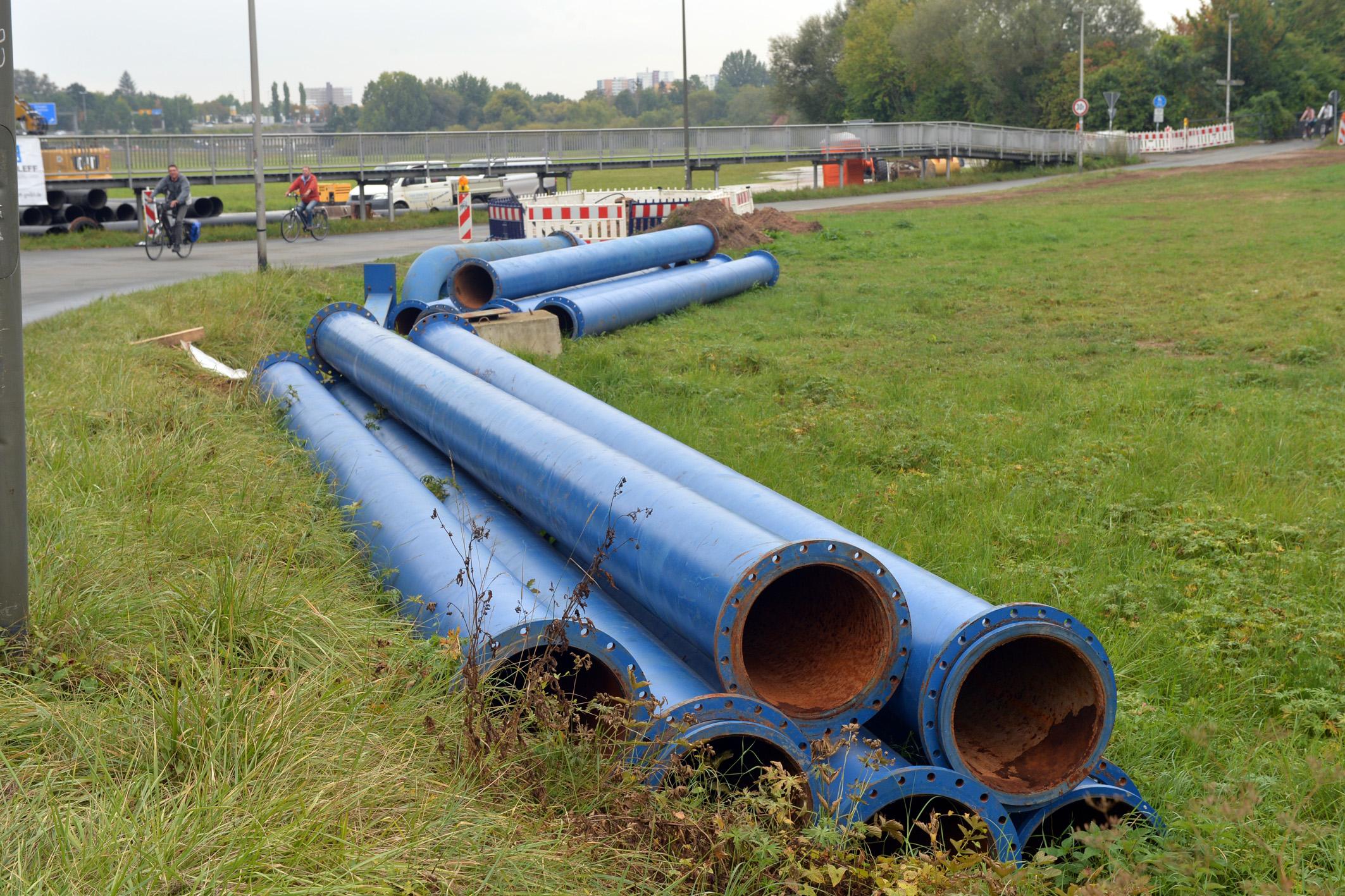 Derzeit werden die Rohre für eine parallel verlaufende Leitung verlegt, über die das Abwasser gepumpt werden soll.