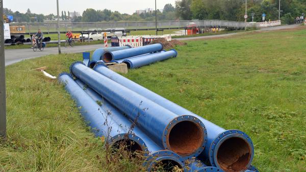 Derzeit werden die Rohre für eine parallel verlaufende Leitung verlegt, über die das Abwasser gepumpt werden soll.