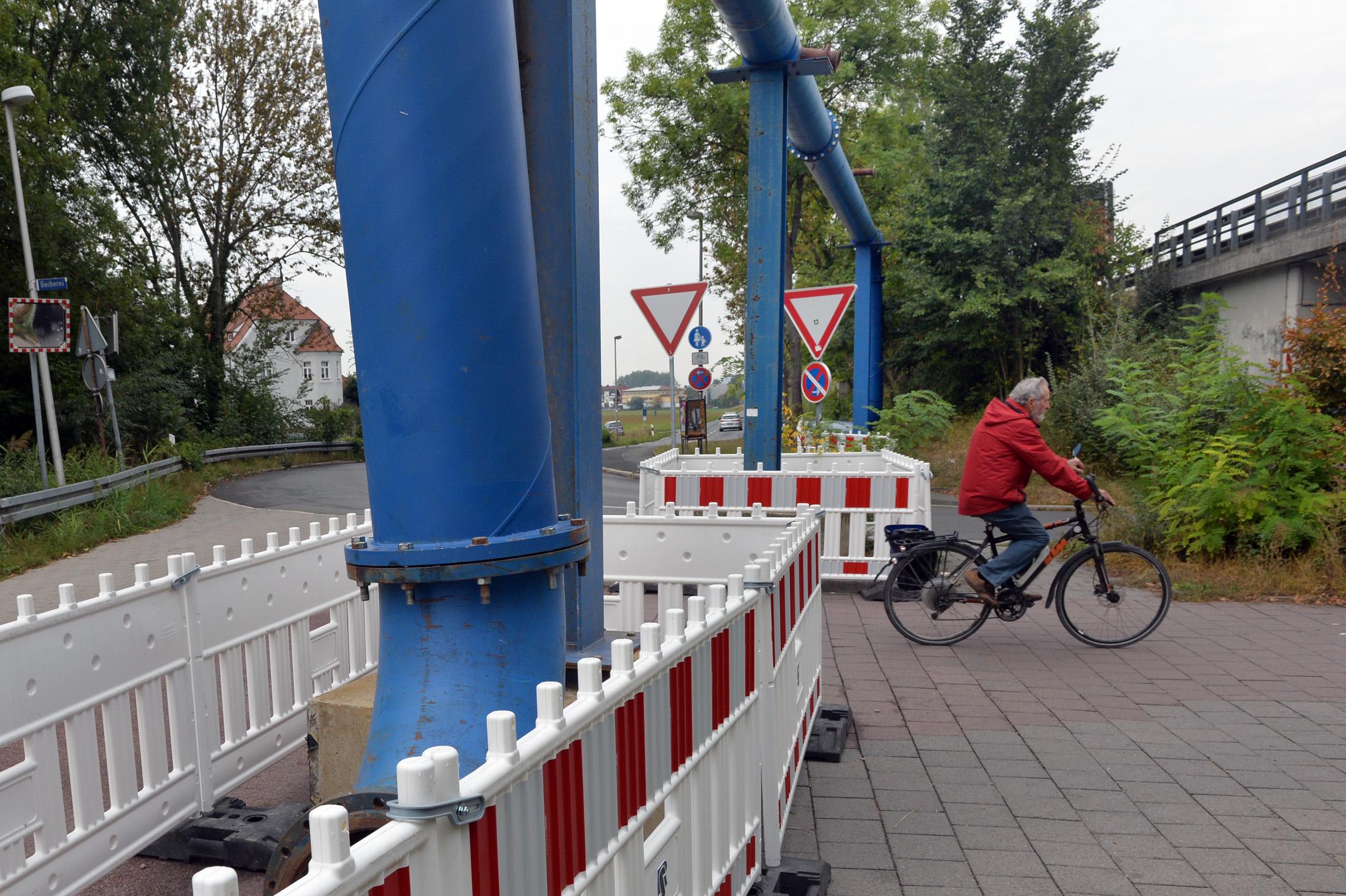 Sichtbar sind die Rohre aktuell, sie führen direkt über den Radweg.