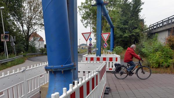 Sichtbar sind die Rohre aktuell, sie führen direkt über den Radweg.