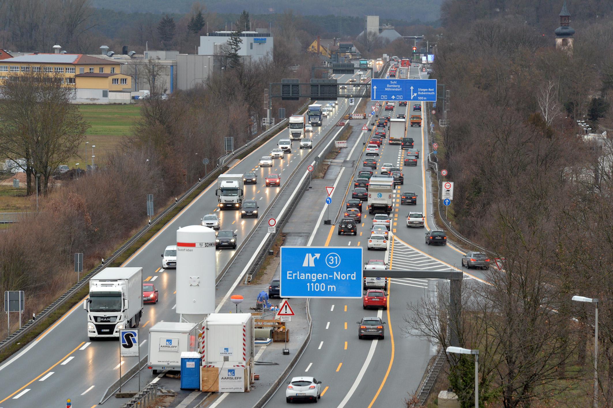 Die Sanierung des Erlanger Hauptsammlers, der unter dem Mittelstreifen der A73 verläuft, liegt voll im Zeitplan. Voraussichtlich Ende März wird die Baustelle wieder abgebaut. Im nächsten Winter soll es dann weiter gehen.