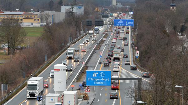 Die Sanierung des Erlanger Hauptsammlers, der unter dem Mittelstreifen der A73 verläuft, liegt voll im Zeitplan. Voraussichtlich Ende März wird die Baustelle wieder abgebaut. Im nächsten Winter soll es dann weiter gehen.