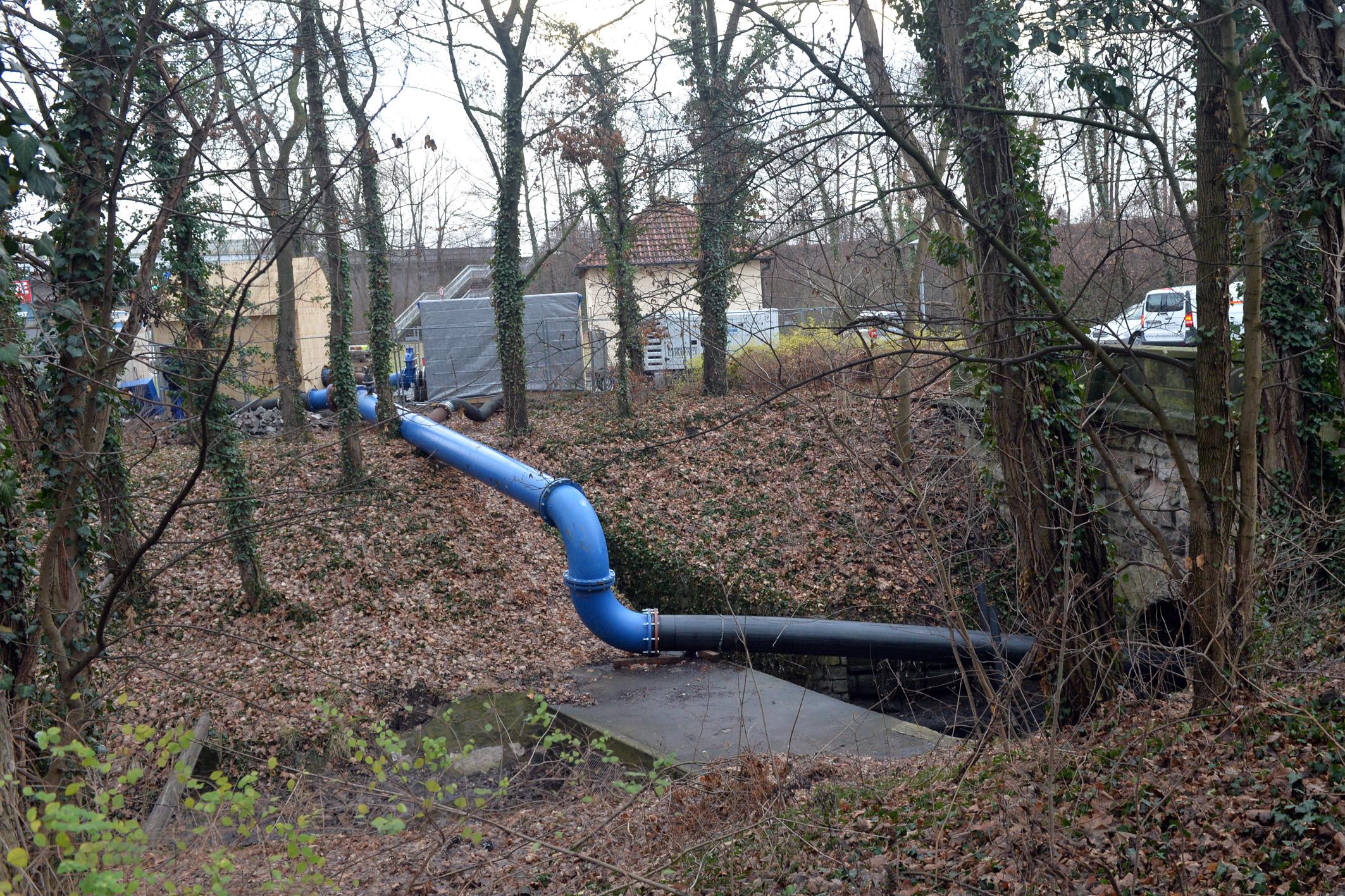 Hier an der Äußeren Brucker Straße nahe der Feuerwehr wird das Abwasser aus Erlangen Mitte aus den Kanal gepumpt und in eine die Rohrleitungen geleitet.
