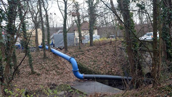 Hier an der Äußeren Brucker Straße nahe der Feuerwehr wird das Abwasser aus Erlangen Mitte aus den Kanal gepumpt und in eine die Rohrleitungen geleitet.