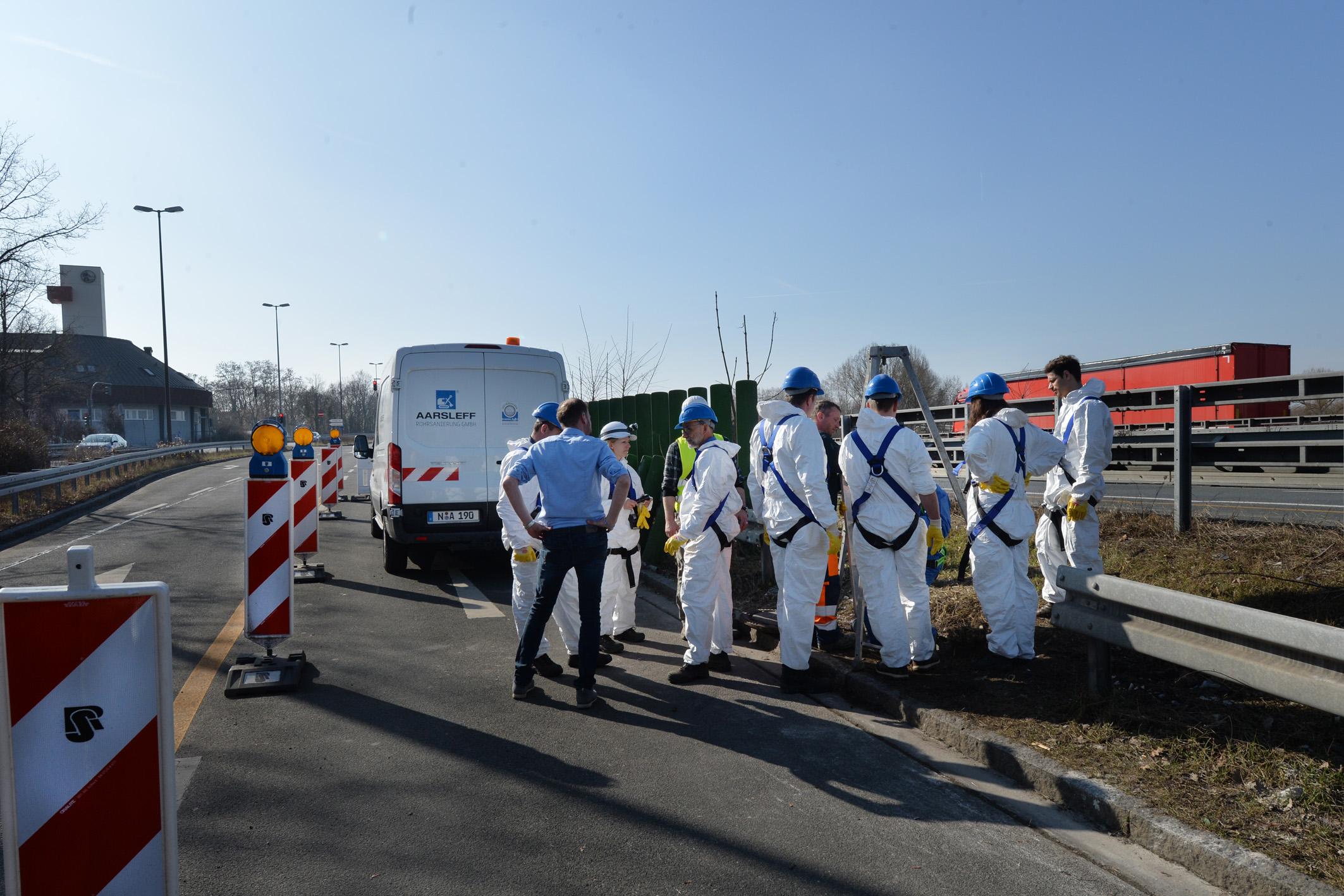 Die Besucher von der Deutschen Vereinigung für Wasser, Abwasser und Abfall (DWA) durften durch einen Schacht einsteigen.