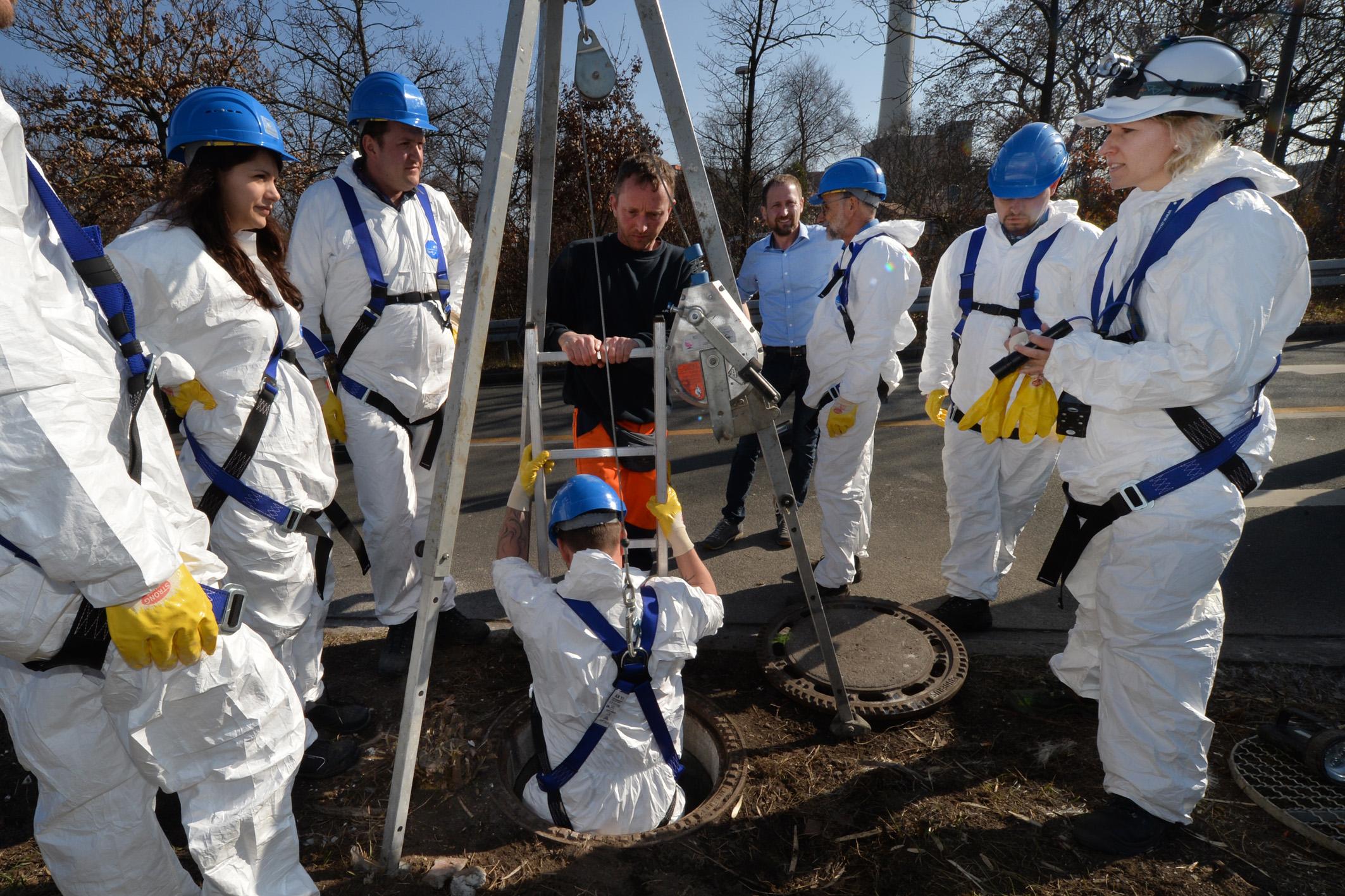 Dabei trugen sie Schutzkleidung, Helme, Handschuhe und Anzüge.