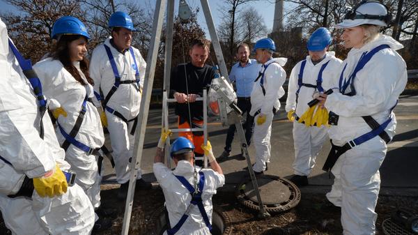 Dabei trugen sie Schutzkleidung, Helme, Handschuhe und Anzüge.
