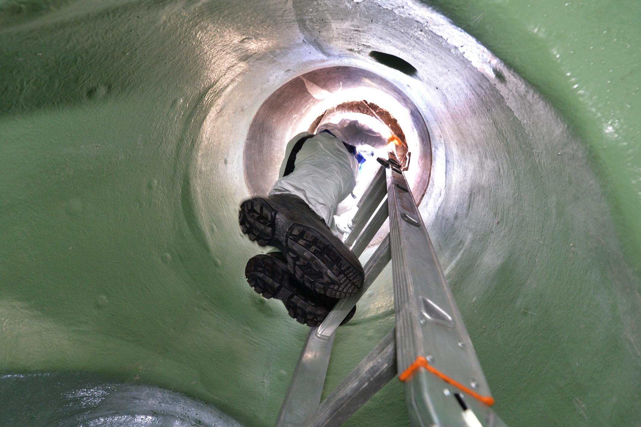 Über eine Leiter ging es hinunter.