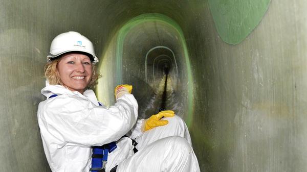 Bauleiterin Clarissa Schneider erläuterte ihnen die Technik.