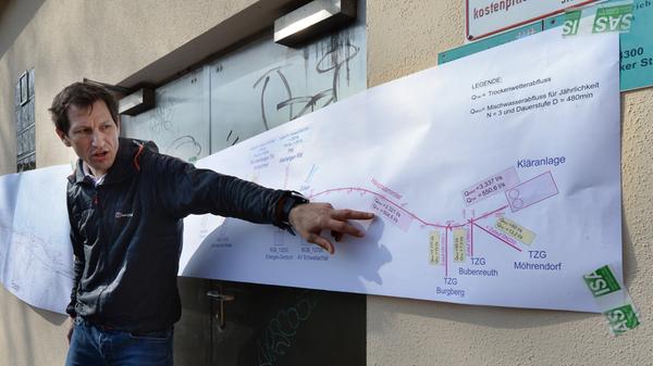 Den Besuchern von der DWA wurde auch die Pumpstation erläutert, die die Abwässer über einen Bypass zum Klärwerk bringen. Hier erläutert Sebastian Brunner die Technik.