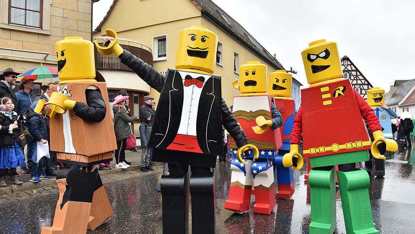 Lego und Pommes: Bunter Faschingszug in Neunkirchen
