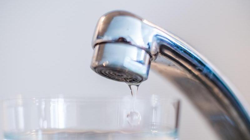 In Dürrbrunn gilt für Wasser aus dem Hahn, das getrunken wird, bis auf weiteres eine Abkoch-Anordnung. In Dürrbrunn gilt für Wasser aus dem Hahn, das getrunken wird, bis auf weiteres eine Abkoch-Anordnung.