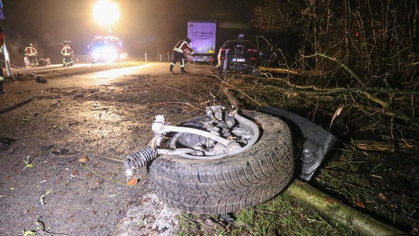 Unfall mit Mercedes: 25-jähriger Betrunkener flüchtet mit Taxi 
