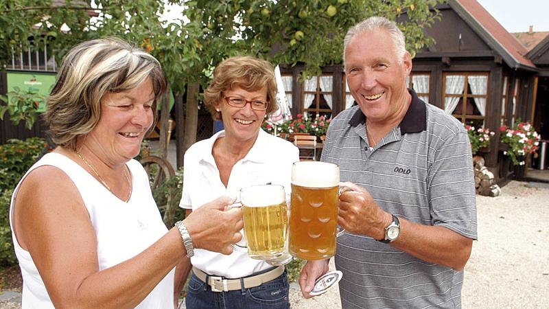 «Hoch die Krüge», heißt es am Wochenende im Biergarten «Obstgärtla» - vorausgesetzt, das Wetter spielt mit. «Hoch die Krüge», heißt es am Wochenende im Biergarten «Obstgärtla» - vorausgesetzt, das Wetter spielt mit.