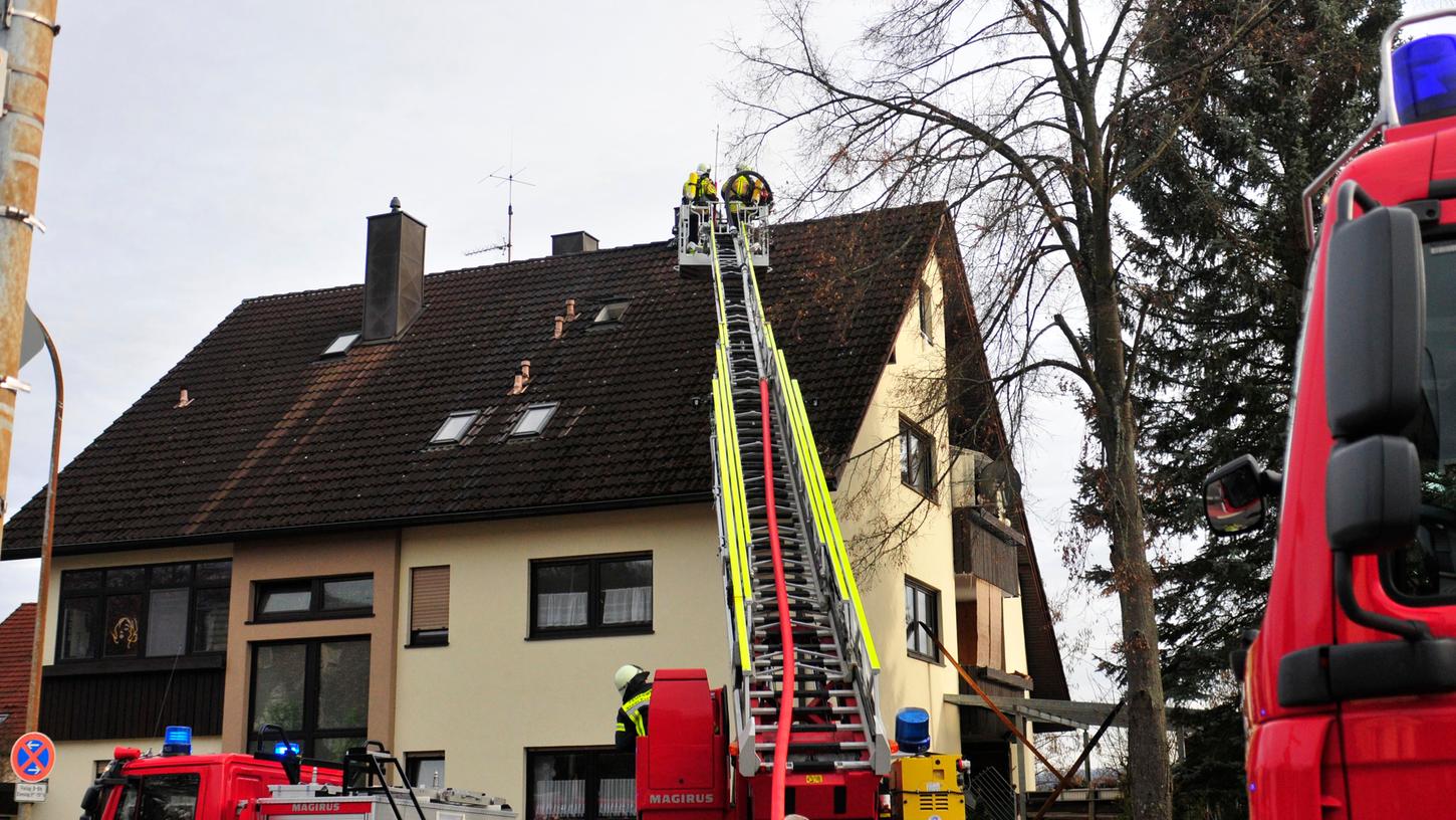 Die Feuerwehr musste Teile des Daches abdecken, um das Feuer zu bändigen.