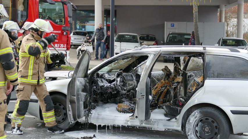 Frau und Kind entkommen brennendem Auto in Fürth