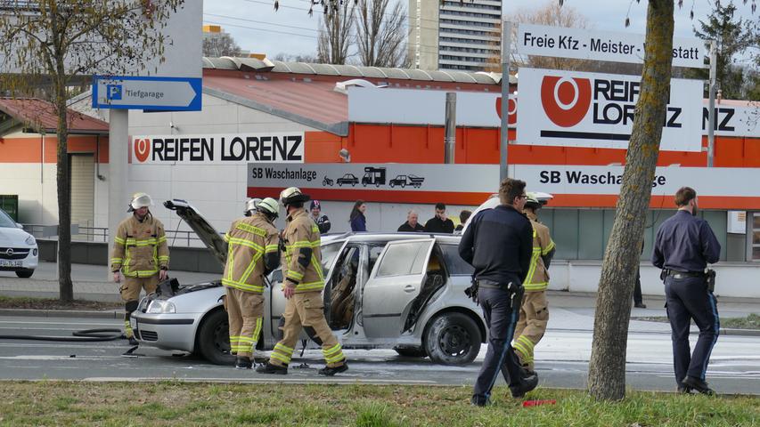 Frau und Kind entkommen brennendem Auto in Fürth