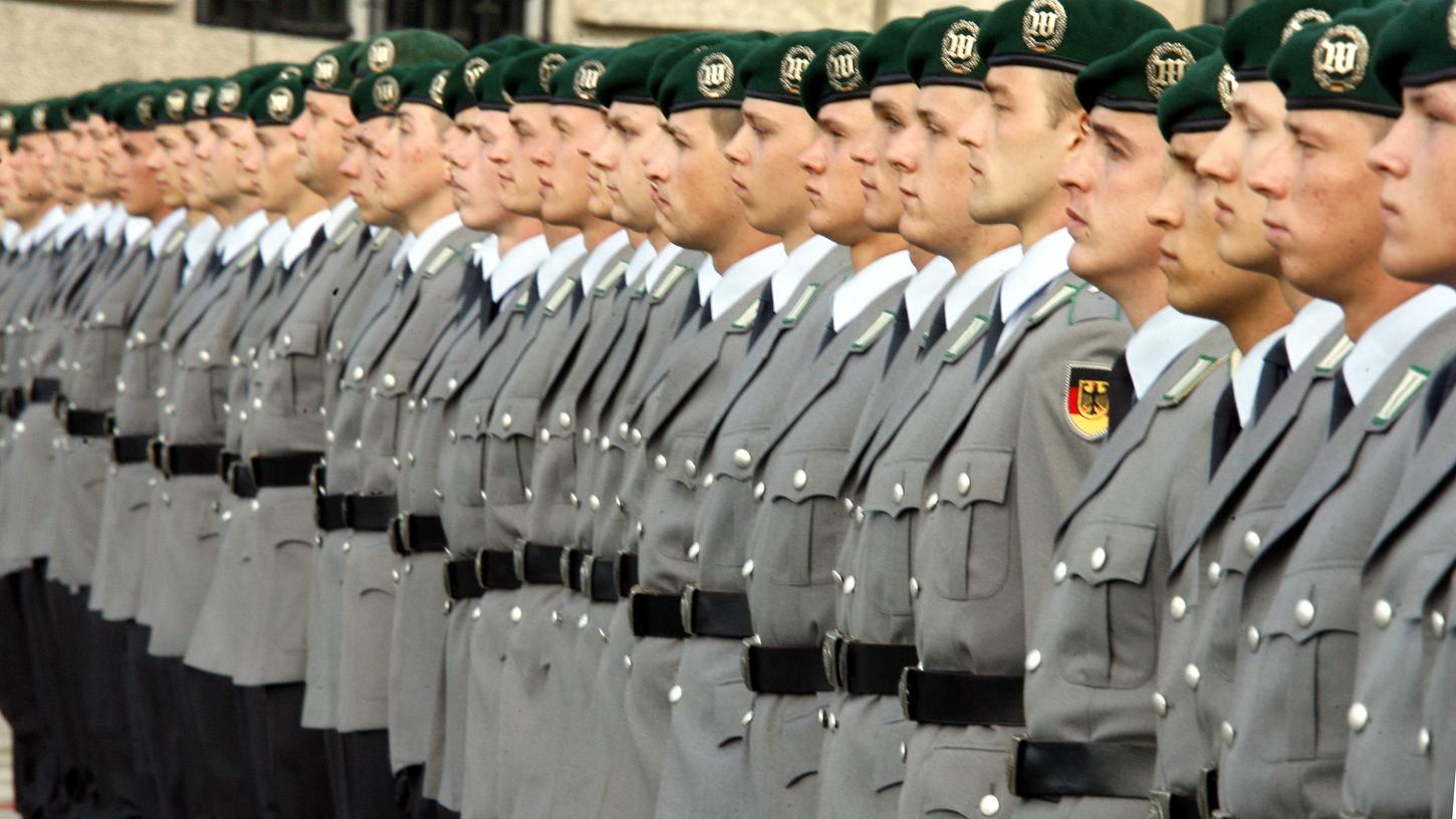 Rekruten der Bundeswehr nehmen vor dem Reichstagsgebäude in Berlin am öffentlichen Gelöbnis teil. Die Bundeswehr wirbt derzeit um weiblichen Nachwuchs.