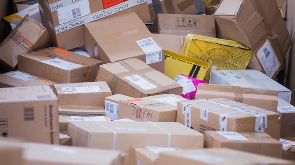 Sie bestehen aus Pappe und können gut über die Papiertonne recycelt werden. Reste von Klebebändern oder Folie müssen vorher entfernt werden. Das Zerkleinern von Kartons hilft, um mehr Platz in der Tonne zu haben.