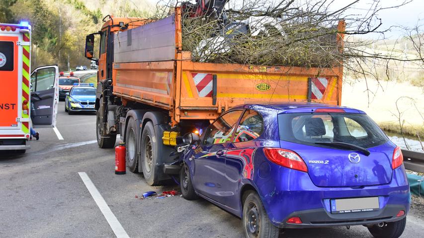 Schwerer Unfall bei Treuchtlingen: Ungebremst unter Lastwagen