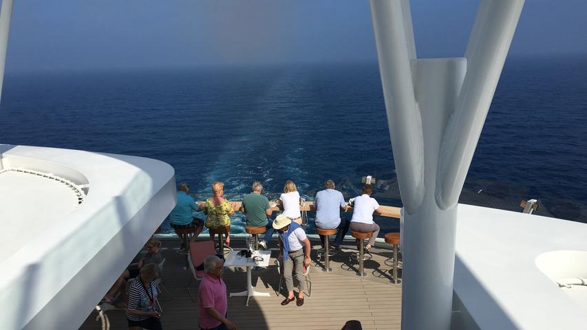 Auf dem Schiff locken zwölf Restaurant und 17 Bars - und viele warten mit wunderbaren Ausblicken auf das Meer auf.