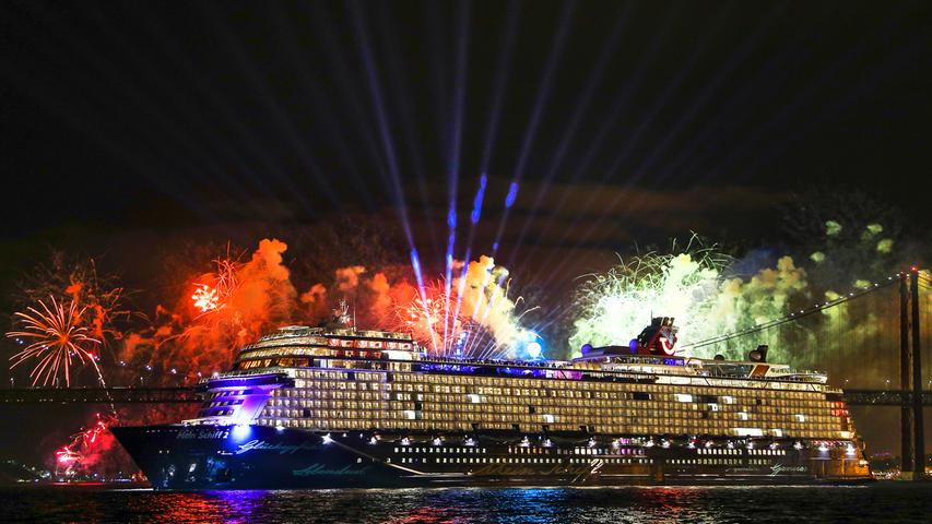 Mit einem großen Feuerwerk im Hafen von Lissabon endet das Taufspektakel. Den Planern geht es bei der Inszenierung auch um möglichst perfekte Bilder.