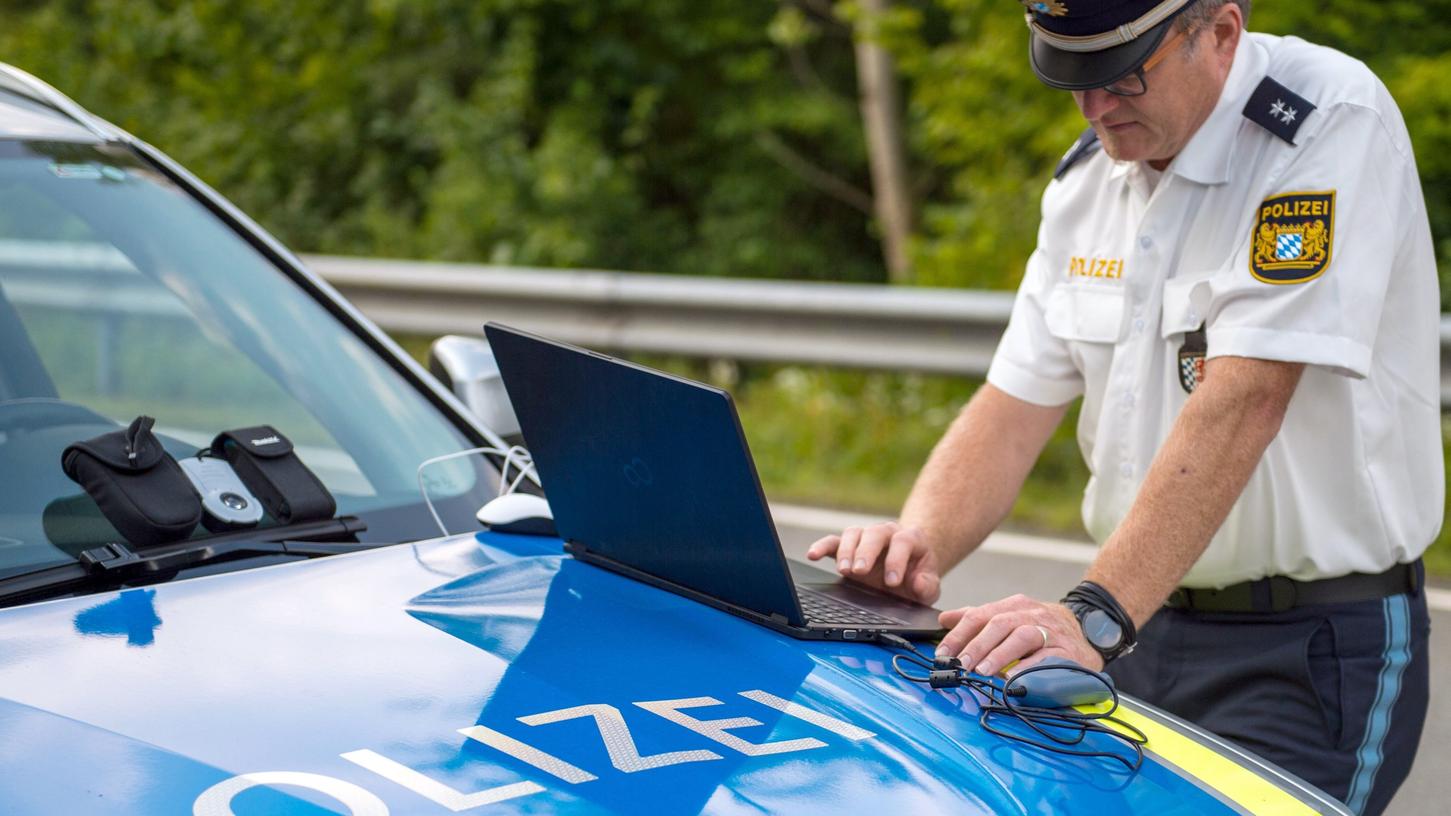 Die digitale Aufrüstung läuft unter dem Titel "Mobile Police" und soll eine Art Home Office im Streifenwagen ermöglichen. Die digitale Aufrüstung läuft unter dem Titel "Mobile Police" und soll eine Art Home Office im Streifenwagen ermöglichen.