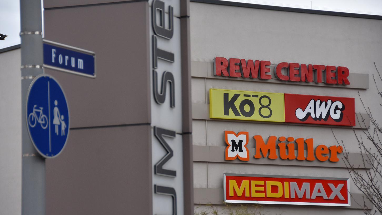 Ab April werden drei große Ladenlokale im Steiner Forum schließen, der Grund ist die Insolvenz von AWG.