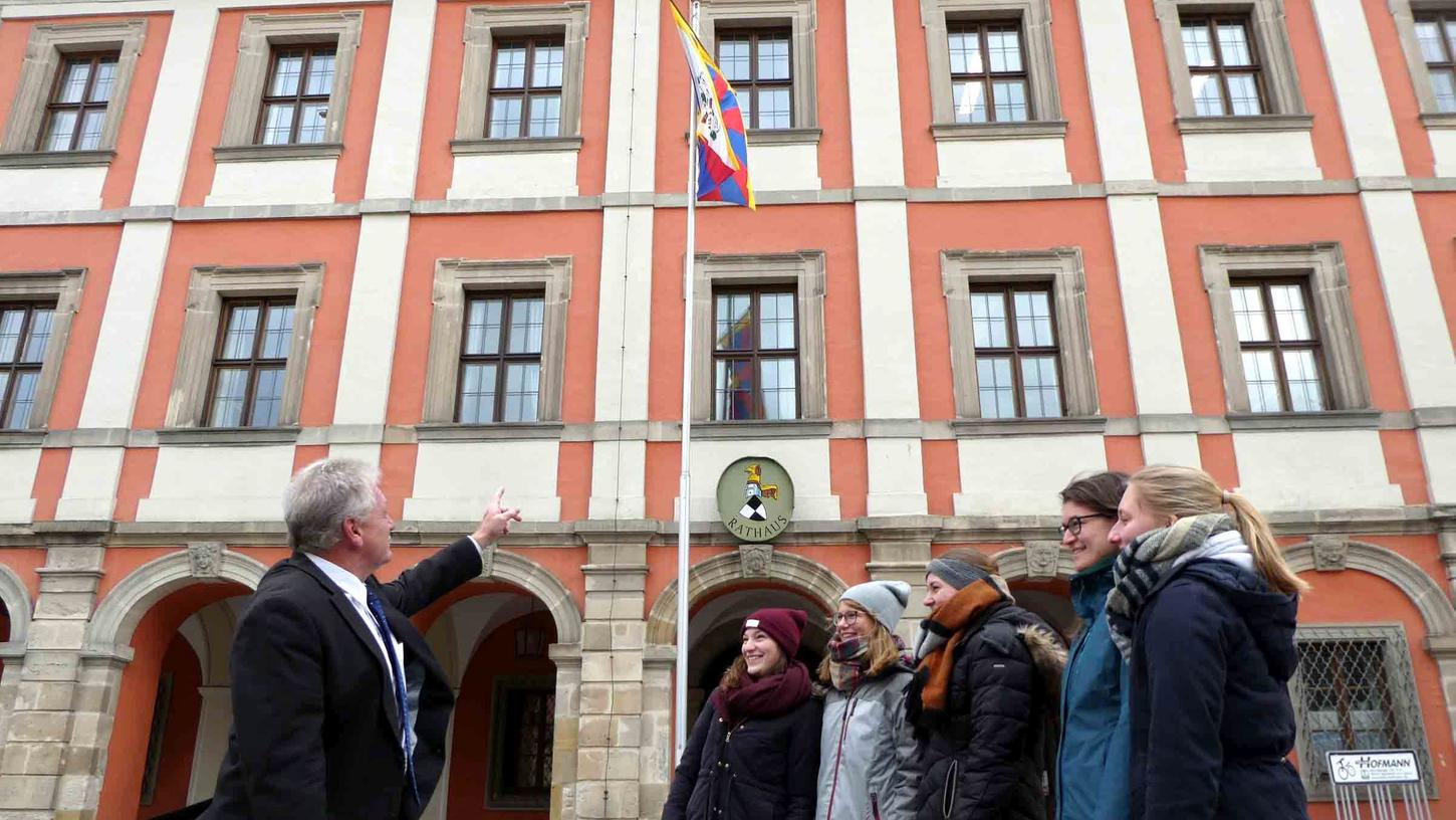 Da sie auf Anhieb keine Erklärung für die vor dem Rathaus flatternde Tibetische Fahne hatte, informierte Bürgermeister Klaus Meier die Gruppe junger Frauen bei ihrem Stadtrundgang über die Solidaritätsaktion.