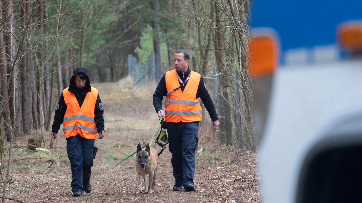 Hundeführer durchkämmten im Sommer 2019 unter anderem einen Wald bei Kummersdorf in Brandenburg, um die vermisste Rebecca zu finden.