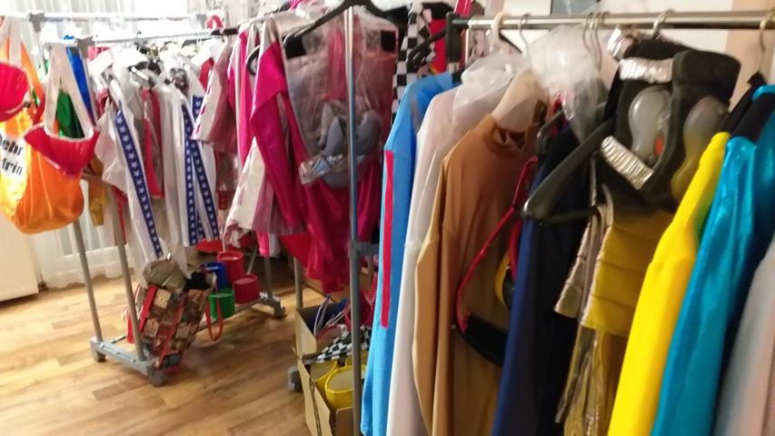 Eine Vielzahl von Kostümen hängt schon fertig auf der Kleiderstange.