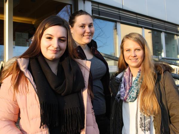 Celina Pelka, Manuela Wimmer und Lynn Abraham (von links) engagieren sich bei der Hamsterhilfe Mittelfranken.