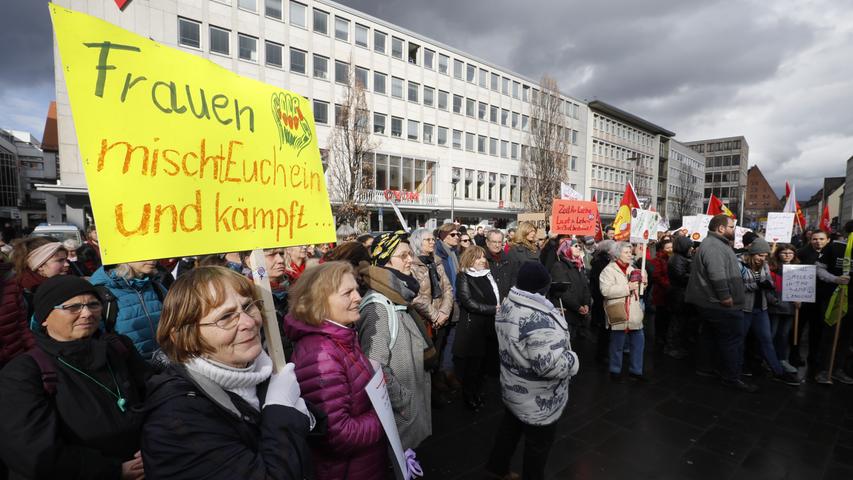 Zum Weltfrauentag: Nürnbergerinnen demonstrieren am Kornmarkt