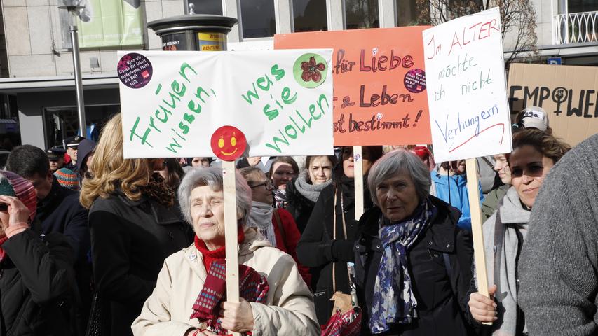 Zum Weltfrauentag: Nürnbergerinnen demonstrieren am Kornmarkt