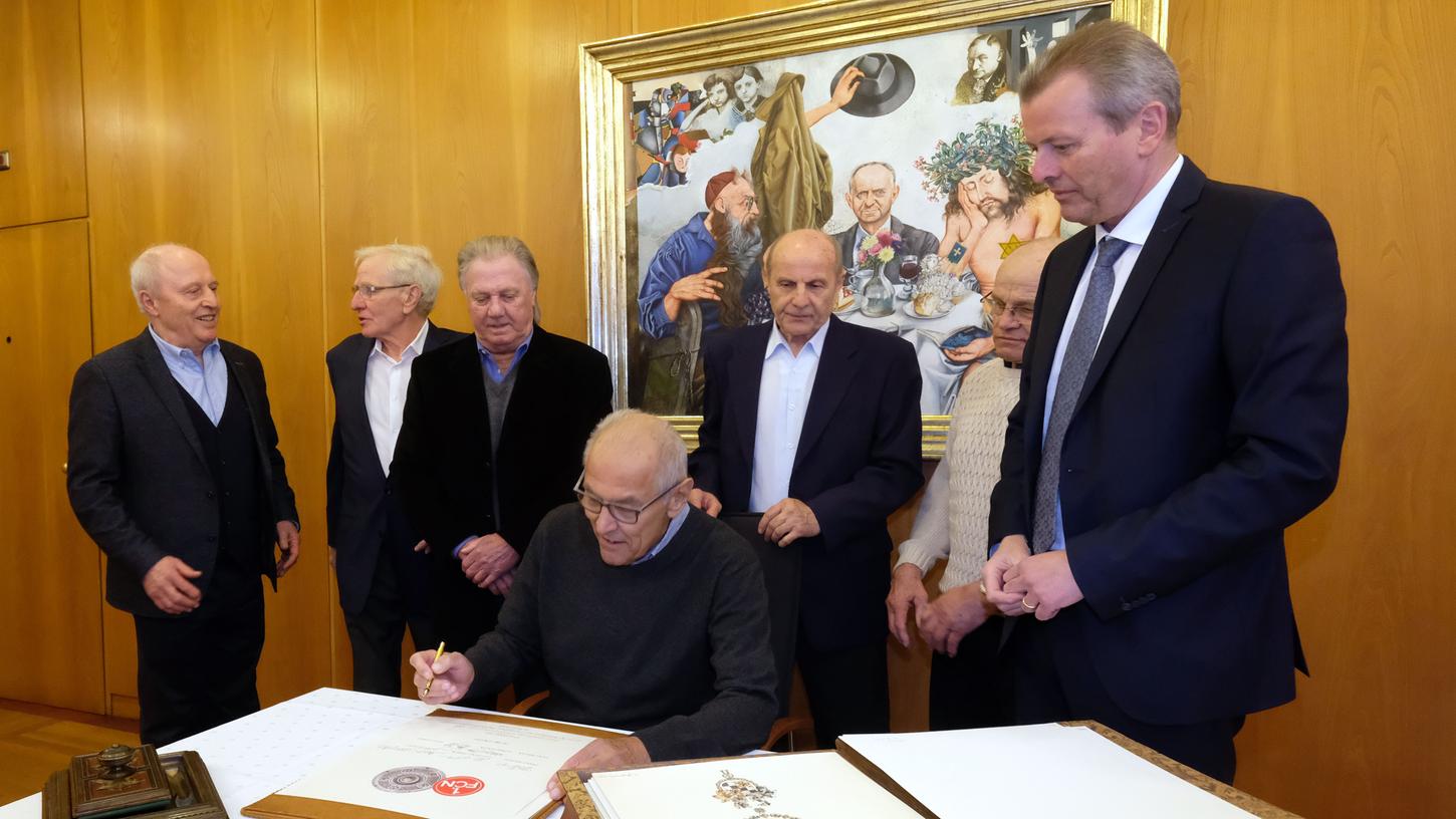 Die 68er Meisterspieler Georg Volkert (sitzend) und Heinz Müller (links neben Maly) wurden im Nürnberger Rathaus nachträglich von Oberbürgermeister Ulrich Maly geehrt. Auch mit dabei die Club-Legenden Horst Leupold, Fritz Popp, Franz Brungs und Karl-Heinz Ferschl.