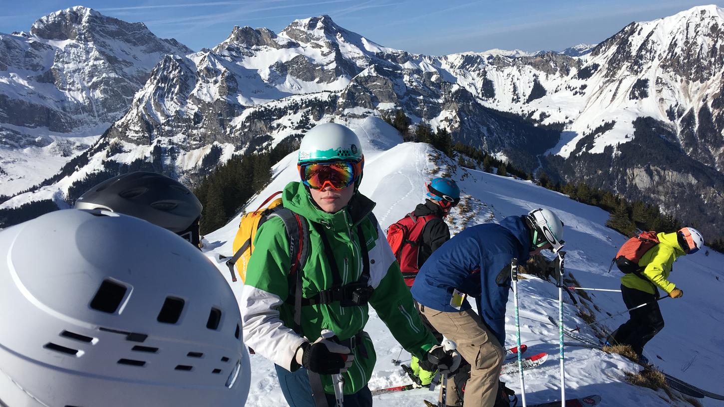 Skifahren in den bayerischen Bergen kann man zu Beginn dieses Corona-Winters allenfalls, wenn man ohne Lift die Berge hinaufkommt.