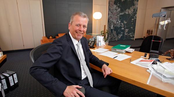 In seinem durchaus komfortablen Arbeitszimmer fühlt sich der "Ober" normalerweise wohl. Manchmal bekommt er dort aber auch ungebetenen Besuch, wie etwa im Oktober 2016, als ein aufgebrachter Bürger bis in sein Büro vordrang und erst von der Polizei abgeführt werden konnte.