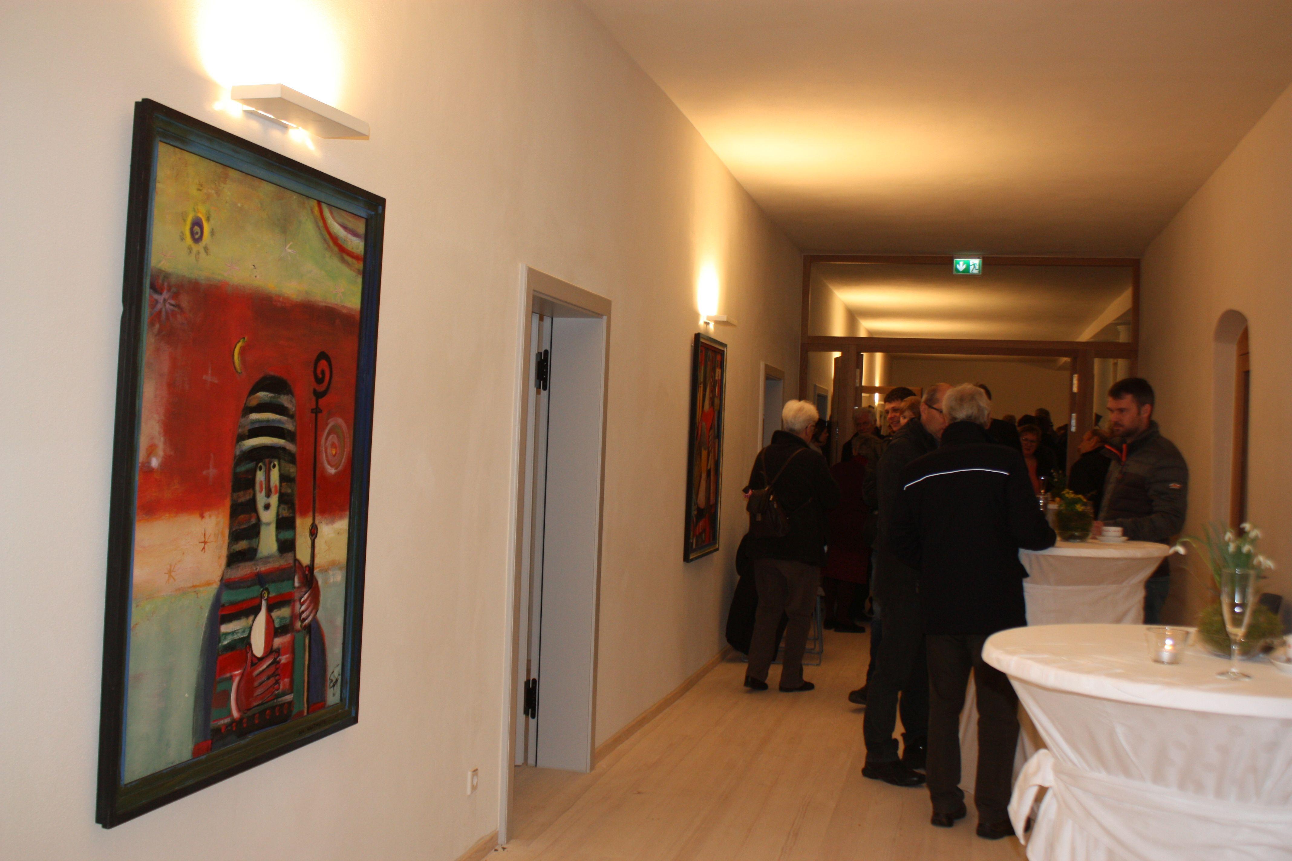 Die Walburgabilder des Spielberger Künstlers Ernst Steinacker haben, sehr zur Freude von Architekt Hans-Heinrich Häffner, im sanierten Westflügel des Heidenheimer Klosters einen festen Platz gefunden.