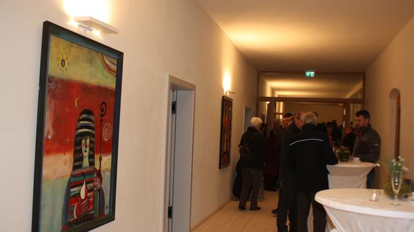 Die Walburgabilder des Spielberger Künstlers Ernst Steinacker haben, sehr zur Freude von Architekt Hans-Heinrich Häffner, im sanierten Westflügel des Heidenheimer Klosters einen festen Platz gefunden.