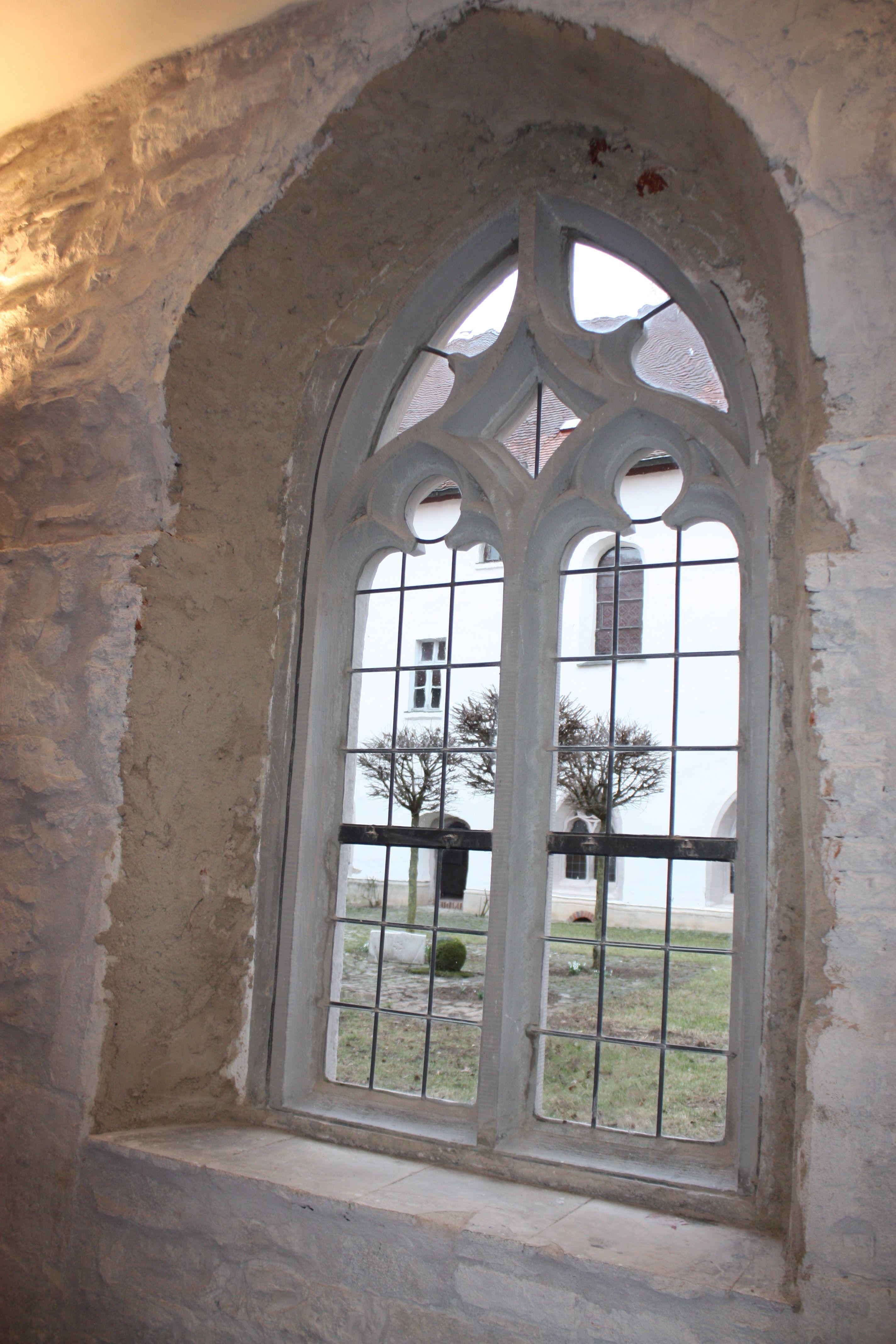 Zum sanierten Westflügel gehören auch Teile des Kreuzgangs, hier bekommen die Besucher einen Eindruck von den alten, romanischen Mauern des Klosters Heidenheim.