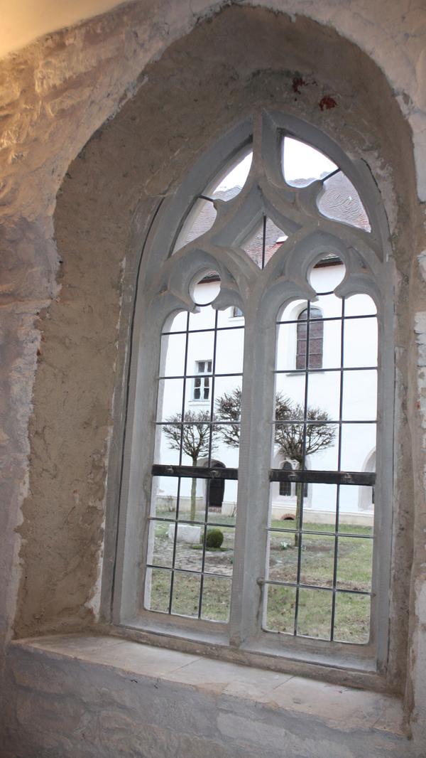 Zum sanierten Westflügel gehören auch Teile des Kreuzgangs, hier bekommen die Besucher einen Eindruck von den alten, romanischen Mauern des Klosters Heidenheim.