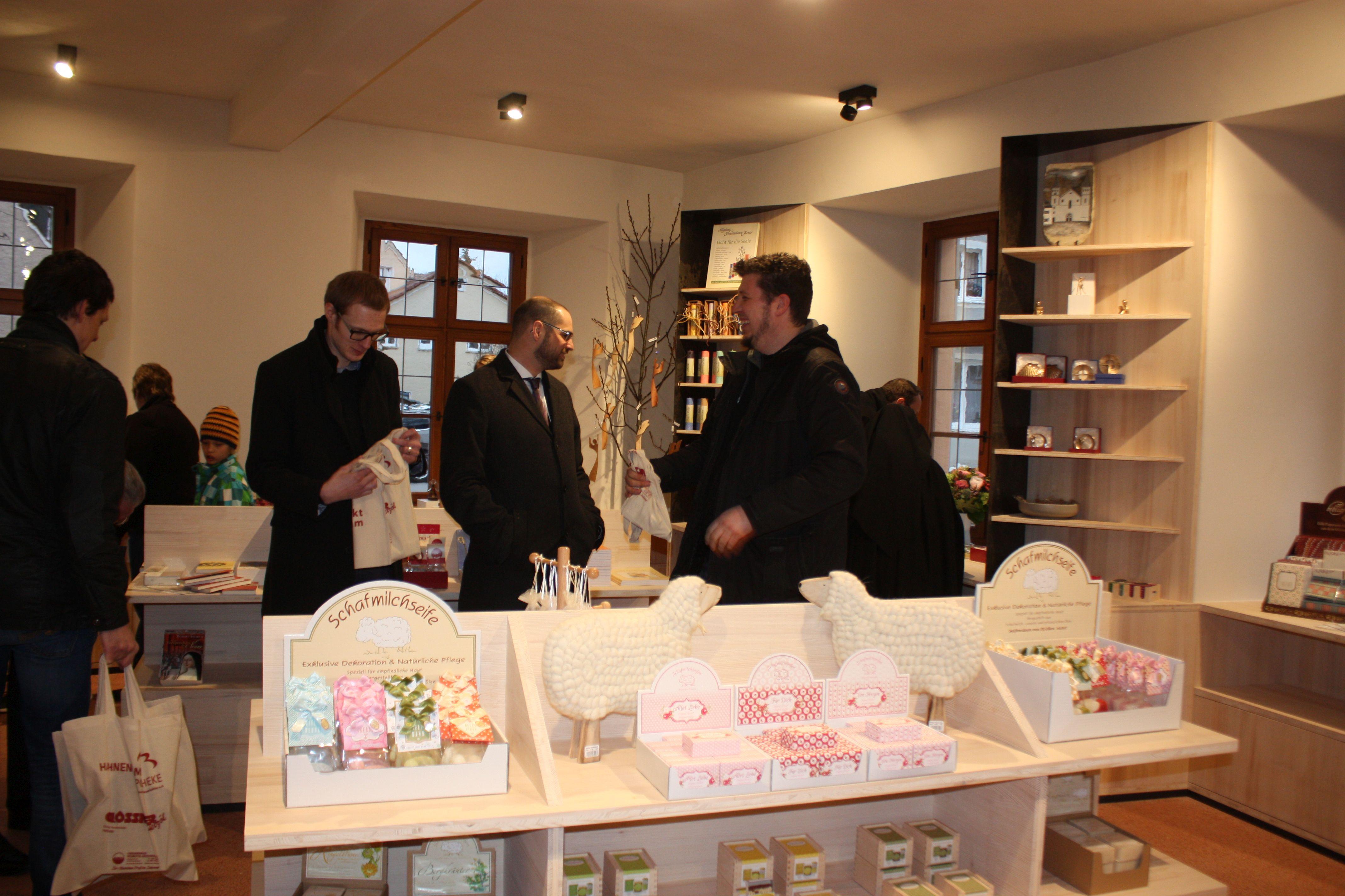 Die Trockenrasengebiete im Hahnenkamm sind ideale Weideflächen für Schafe. Seife aus Schafsmilch ist deshalb eines der regionalen Produkte, die im Klosterladen zu finden sind.